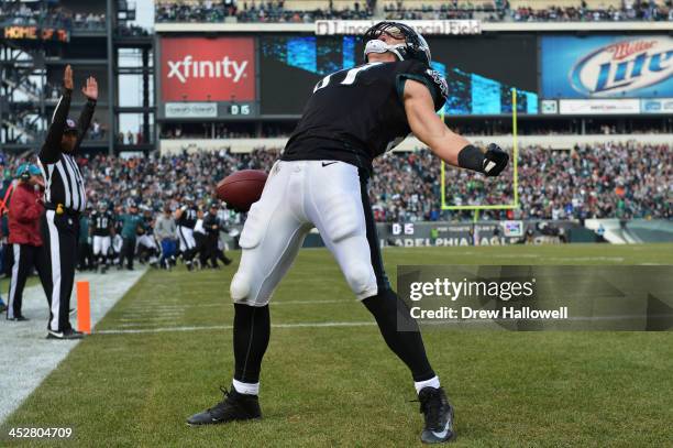 Brent Celek of the Philadelphia Eagles celebrates a touchdown against the Arizona Cardinals at Lincoln Financial Field on December 1, 2013 in...