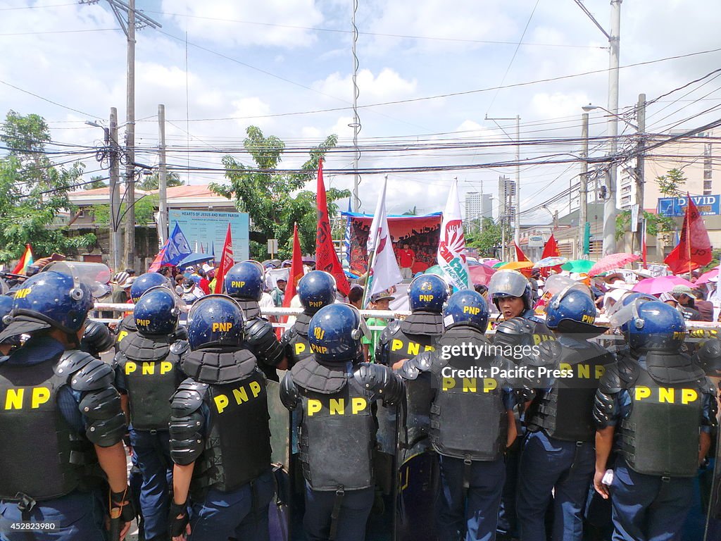 Policemen blocking militant groups from  Kilusang Magbubukid...