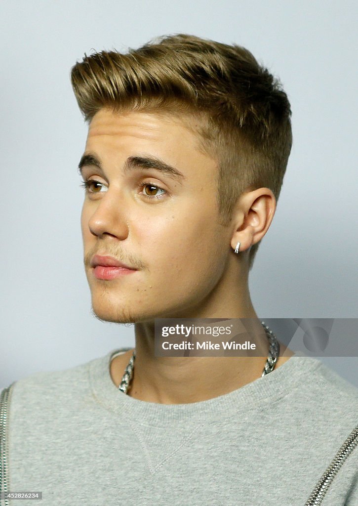 2014 Young Hollywood Awards Brought To You By Samsung Galaxy - Green Room