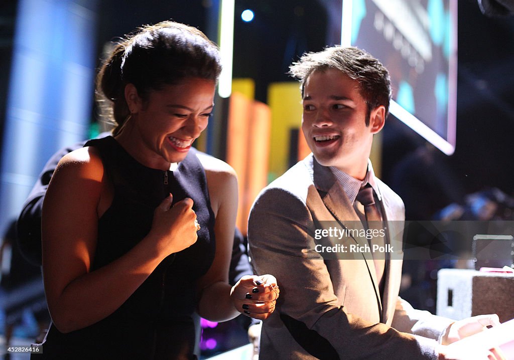 2014 Young Hollywood Awards Brought To You By Samsung Galaxy - Backstage And Audience