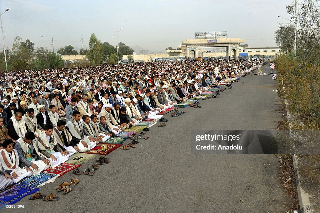 Eid al-Fitr prayer in Yemen
