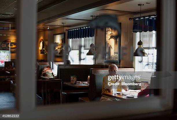 Customers have lunch at a Red Lobster restaurant in Yonkers, New York, U.S., on Thursday, July 24, 2014. Darden Restaurants Inc. And Golden Gate...