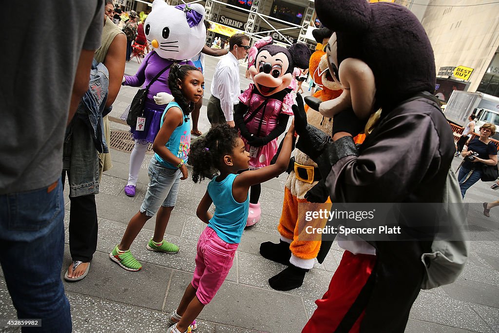 Times Square Costumed Performer Punches NYC Cop