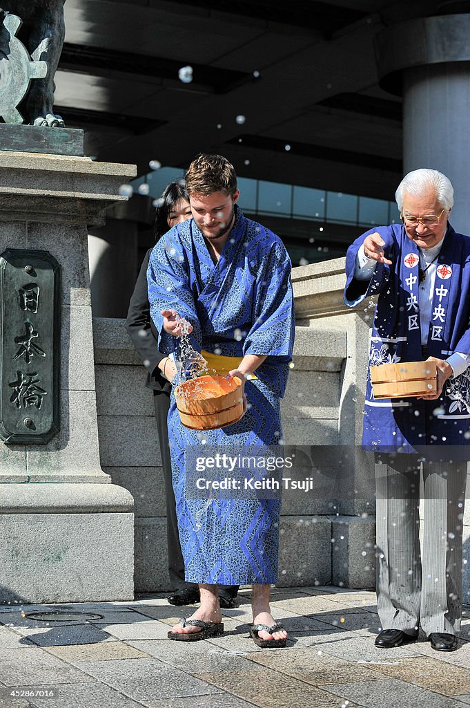 Casts of 'Transformers : Age Of Extinction' Cool Down Tokyo