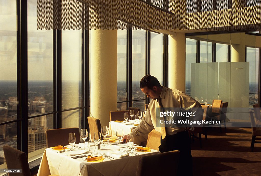 USA, Michigan, Detroit, Renaissance Center, Coach Insignia,...