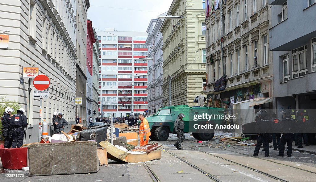 Austrian riot police evict squatters in Vienna