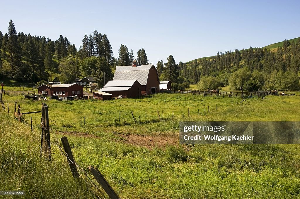 USA, Washington State, Palouse Country, Farm With Barn...
