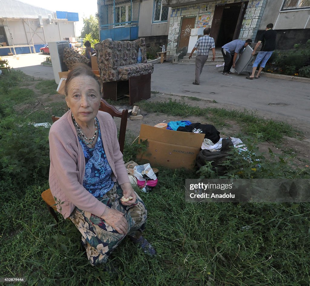 Ukrainians flee as clashes continue in eastern Ukraine