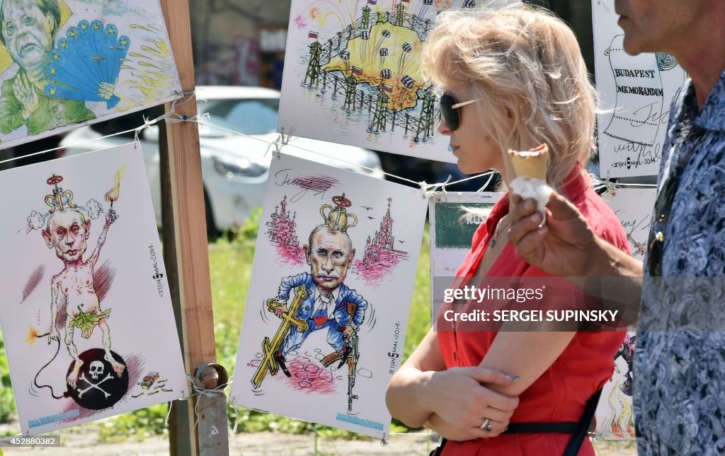 UKRAINE-RUSSIA-CRISIS-POLITICS-ART-PUTIN-CARICATURES