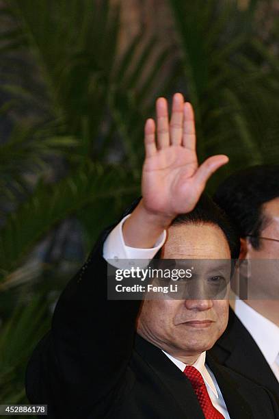 Zhou Yongkang, one of the members of new nine-seat Politburo Standing Committee, greets the media at the Great Hall of the People on October 22, 2007...