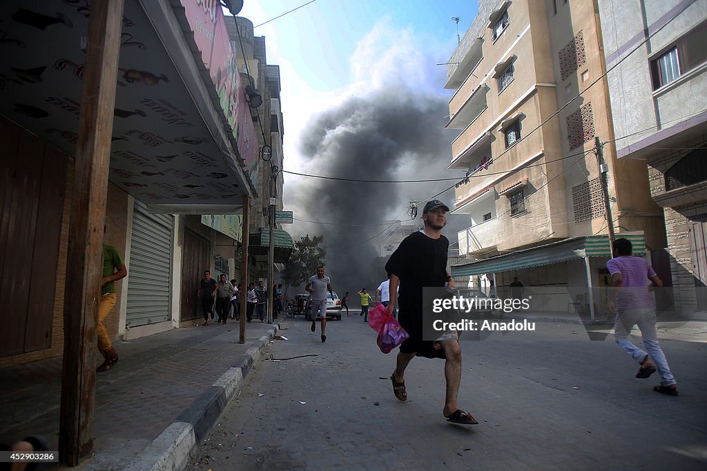 Israeli assault destroys building of a Palestinian family in Khan Yunis