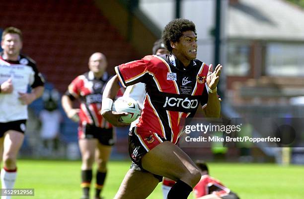 Bradford's Leon Pryce during the Rugby Super League match between Widnes Vikings and Bradford Bulls held at the Halton Stadium, 23rd May 2004....