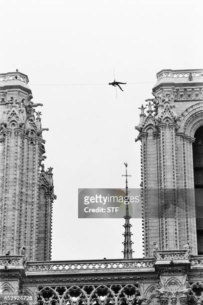 Photo datée de juin 1971 du funambule Philippe Petit évoluant entre les tours de Notre-Dame à Paris.Picture dated June 1971 of highwire artist...