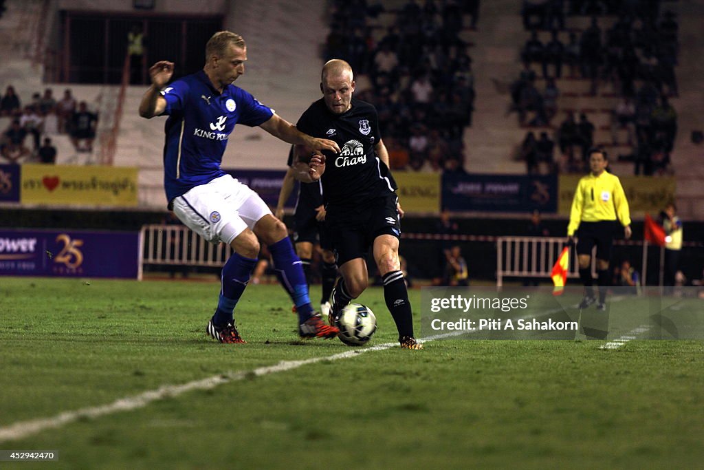 Darron Gibson of Everton fights for the ball with Ritchie De...