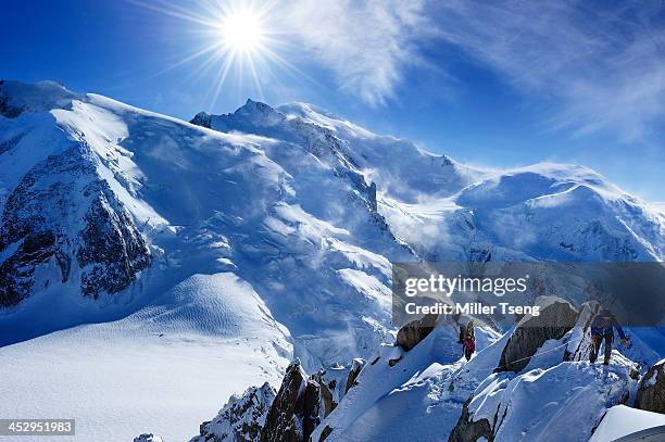 alpinist in mont blanc - massif mont blanc photos et images de collection