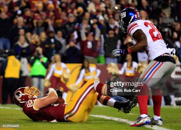 Logan Paulsen of the Washington Redskins scores a touchdown in the second quarter against the New York Giants during their game at FedExField on...