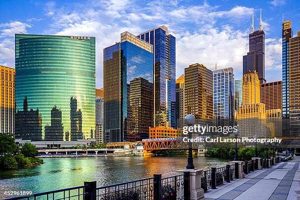 chicago river & willis tower - chicago loop imagens e fotografias de stock