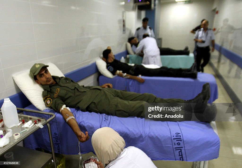 Palestinian polices donate blood for wounded Palestinians