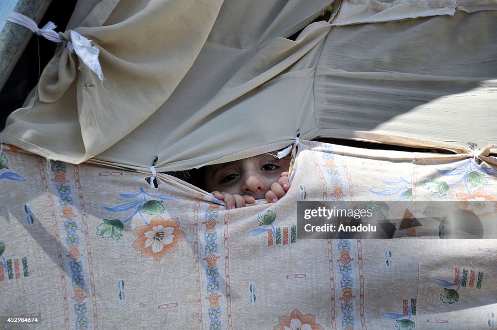 Palestinians take shelter around the Al-Shifa Hospital in Gaza