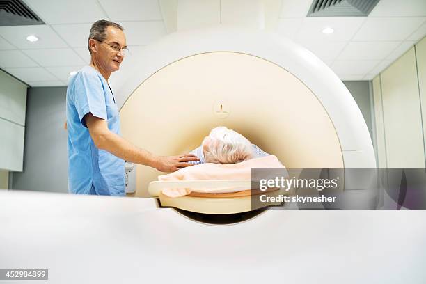 doctor consoling a patient. - pet scan machine 個照片及圖片檔