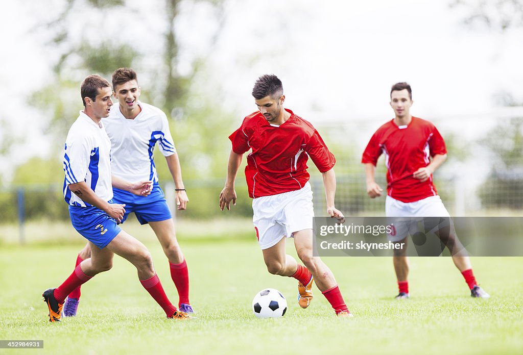 Jogadores de futebol em ação.