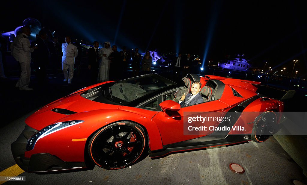 Lamborghini Unveils New Veneno Roadster