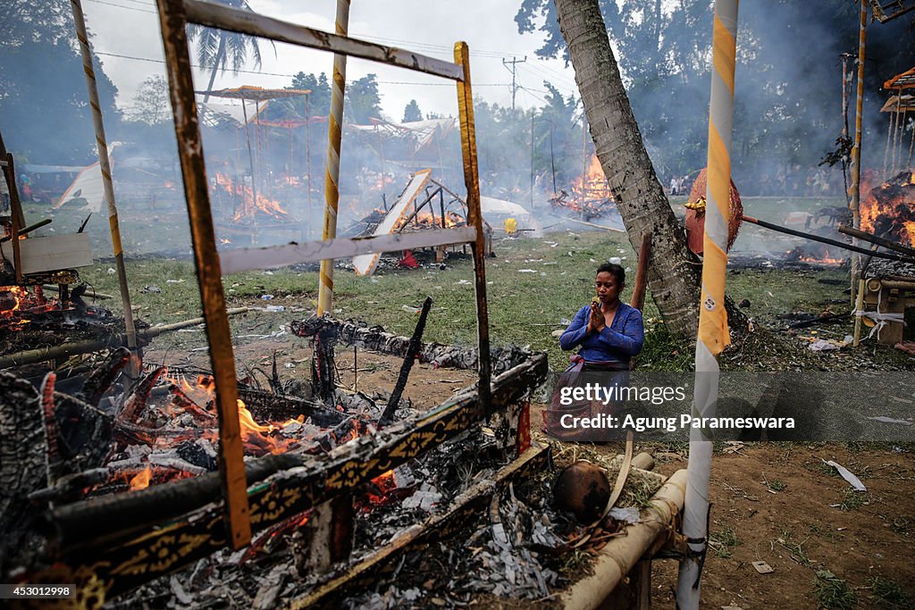 Hundreds Of Corpses Collectively Cremated In Hindu Ceremony