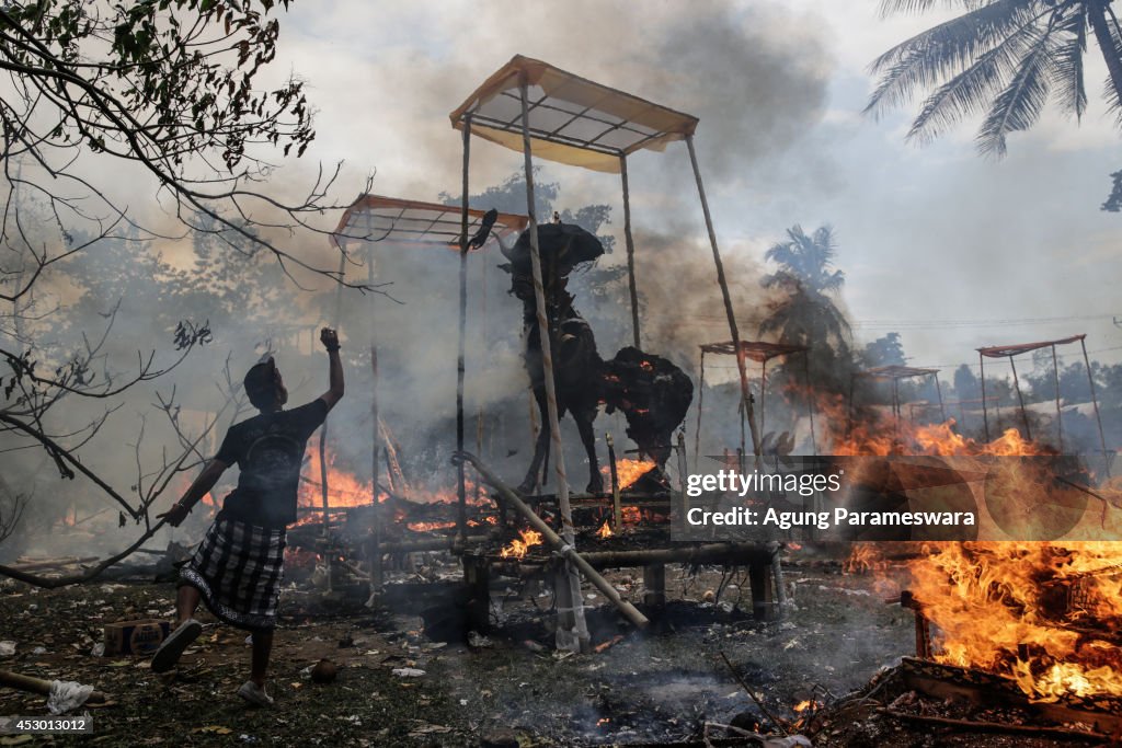 Hundreds Of Corpses Collectively Cremated In Hindu Ceremony