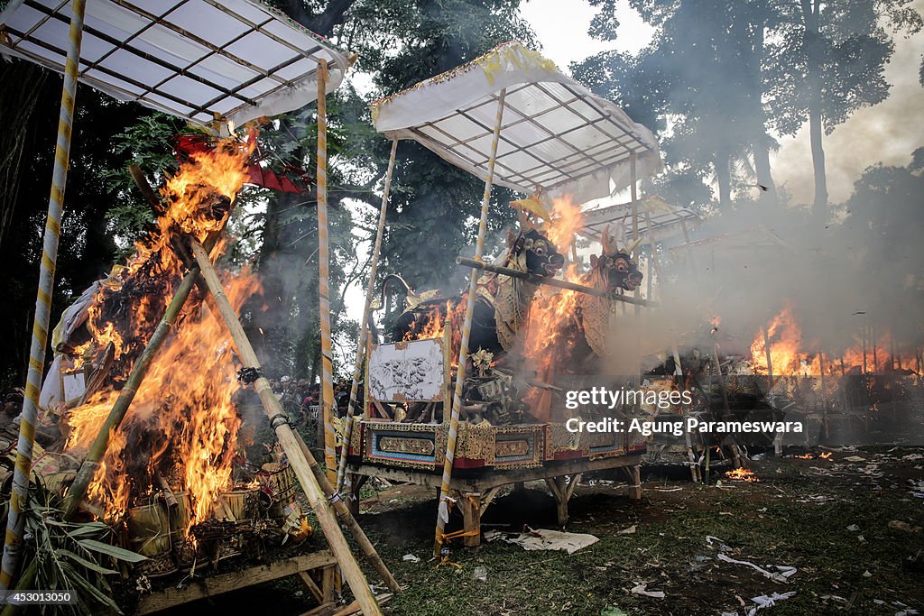 Hundreds Of Corpses Collectively Cremated In Hindu Ceremony