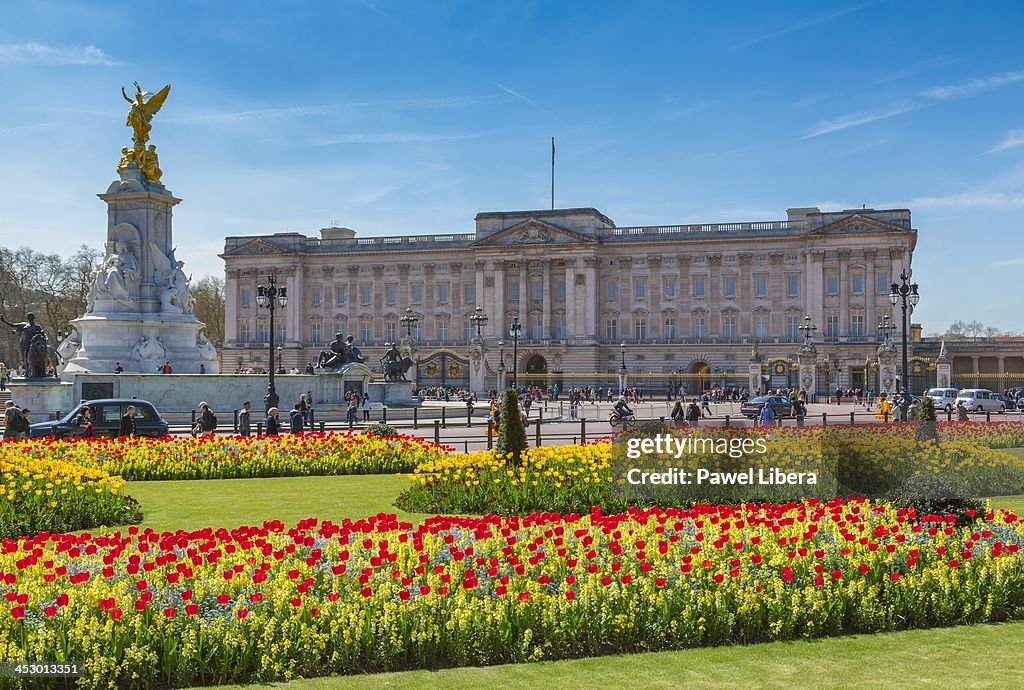 Frontal view on Buckingham Palace...