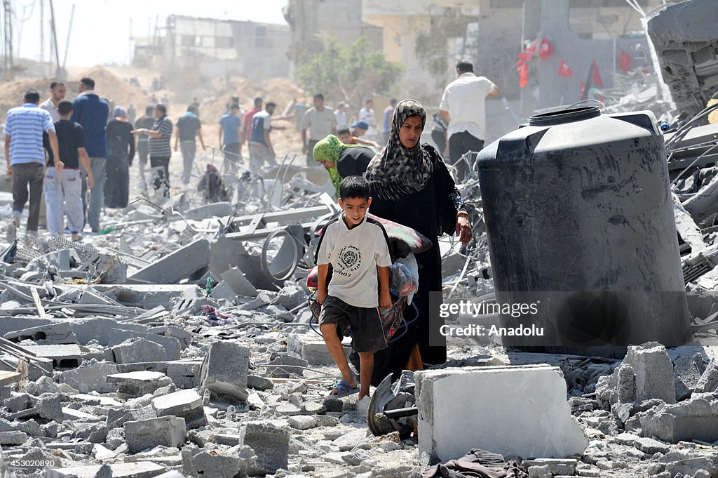 Palestinians inspect buildings during 2-hour humanitarian truce