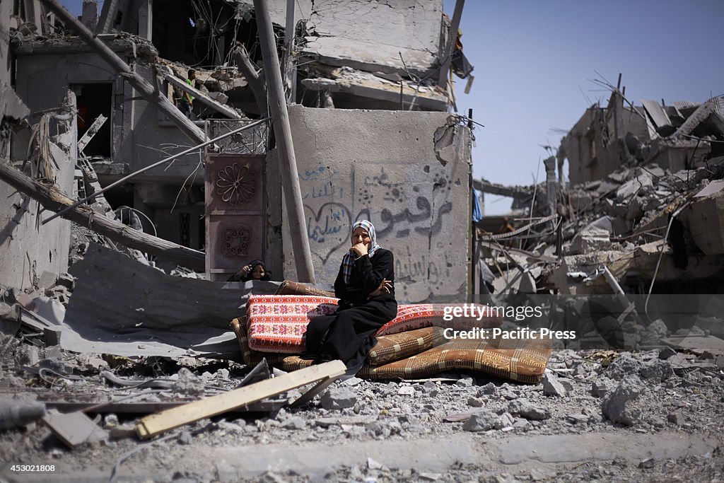 Palestinian woman cries looking her ruined home in Beit...