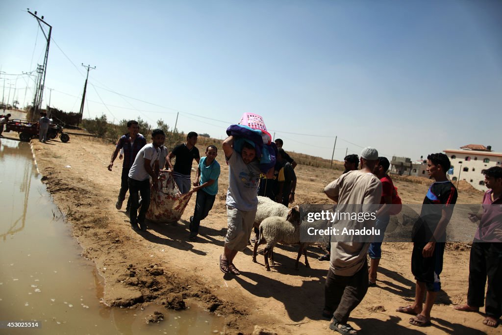 Palestinians carry body of Palestinians in Khan Yunis