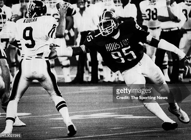 Turner of Houston Cougars against Gary Kubiak of the Texas A&M Aggies circa 1984 in Houston, Texas.