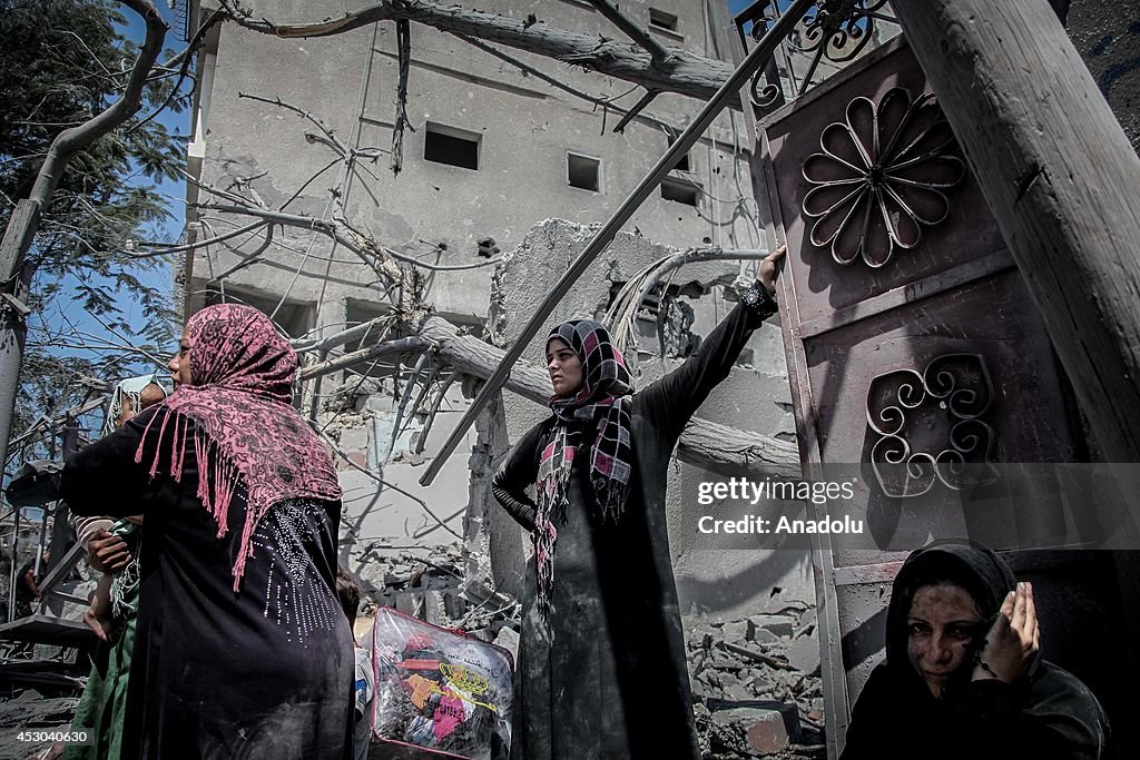 Palestinians near their destroyed houses in Beit Hanoun