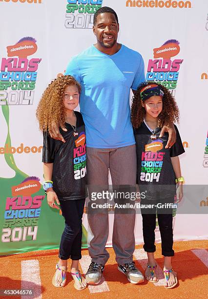 Former NFL player Michael Strahan and daughters Isabella Strahan and Sophia Strahan attend Nickelodeon Kids' Choice Sports Awards 2014 at UCLA's...