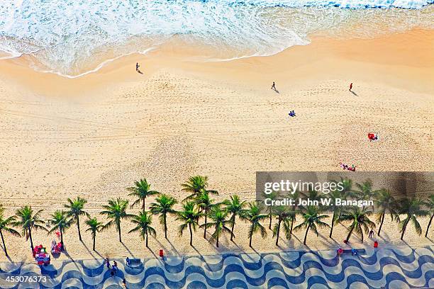 copacabana beach, rio de janeiro - copacabana rio de janeiro fotografías e imágenes de stock