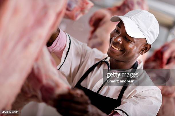 butcher preparing the meat - koelkast stockfoto's en -beelden