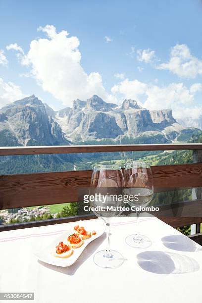 two glasses of white wine with mountain in summer - alta badia - fotografias e filmes do acervo