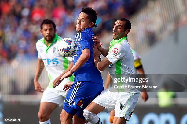 Gustavo Canales of U de Chile fights for the ball with Mauricio Prieto of Wanderers during a match between U de Chile and Wanderers as part of third...