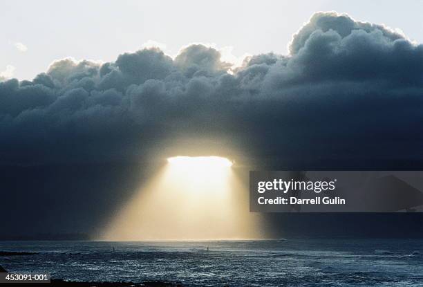 sun shining through dense cumulus cloud, maui, hawaii, usa - penetrating stock pictures, royalty-free photos & images