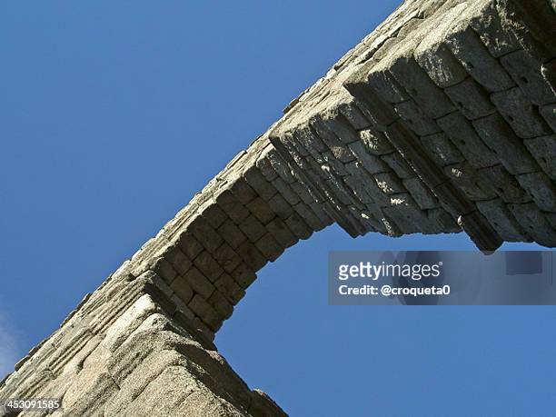 spain, segovia, roman aqueduct - romeinse brug stockfoto's en -beelden
