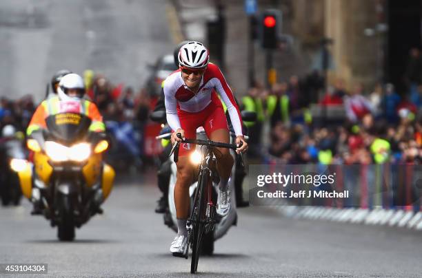 Lizzie Armitstead of England competes in the Women's Road Race during day eleven of the Glasgow 2014 Commonwealth Games on August 3, 2014 in Glasgow,...