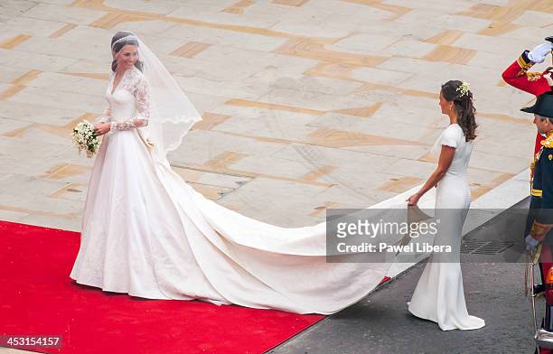 Bride Kate Middleton arrives with her father Michael Middleton in a royal Rolls Royce at Westminster Abbey.