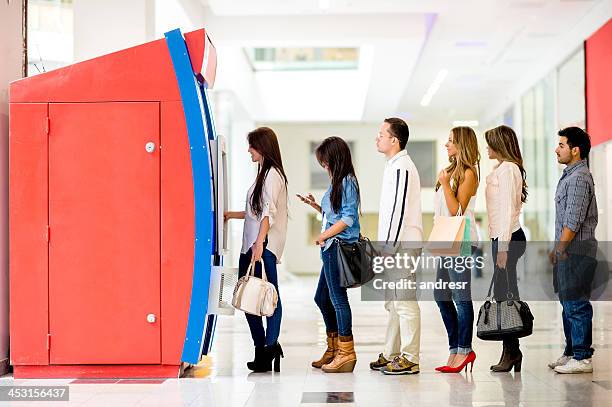 grupo de pessoas na linha para o atm - lining up imagens e fotografias de stock