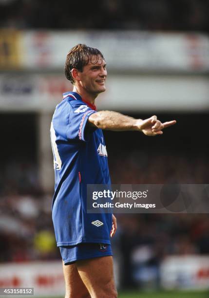 Chelsea player-manager Glenn Hoddle makes a point during a Premier League game circa 1993.