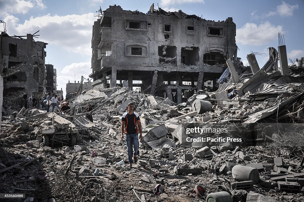 Palestinians inspect their destroyed houses in  Shejaia...