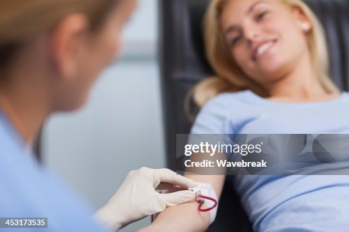 Enfermera obtener la sangre del donante en una hembra Enfermera obtener la sangre del donante en una hembra