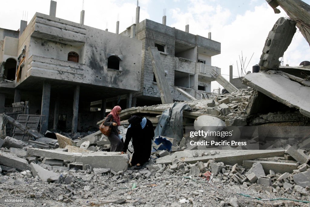 Palestinians leave their neighbourhood to head to a safer...