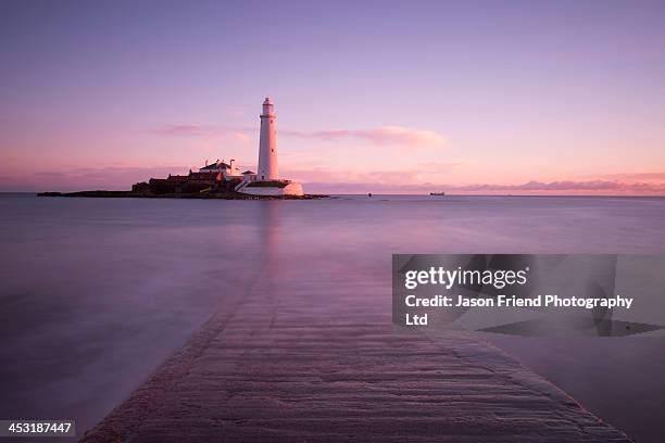 st mary's island & lighthouse - insel st mary's island stock-fotos und bilder